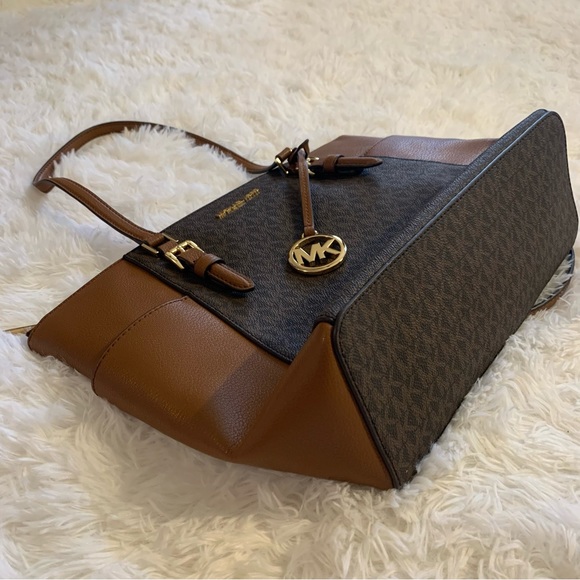 Michael Kors Large Zip-Top Bag, Never Used - Picture 3 of 14